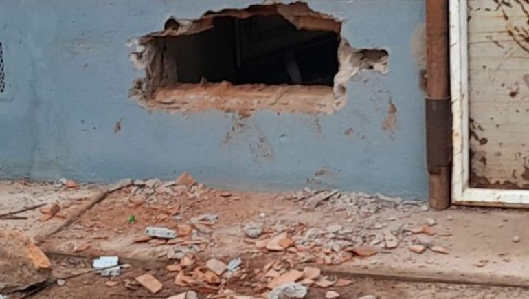 Entró a robar por un boquete traicionero. Entró a robar por un boquete traicionero.