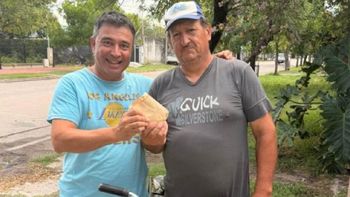 Un gesto vale más que mil palabras: trabajaba en la calle, encontró un sobre con dólares y lo devolvió. Un gesto vale más que mil palabras: trabajaba en la calle, encontró un sobre con dólares y lo devolvió.