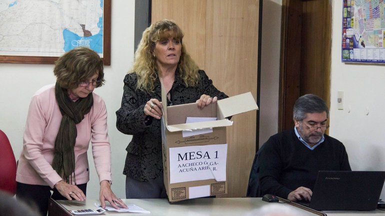 La polémica del recuento se terminó con dos urnas