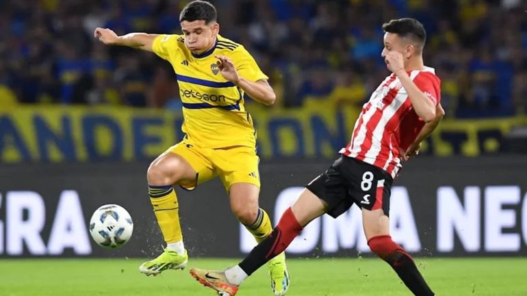 Fernando Zuqui en el partido con Boca