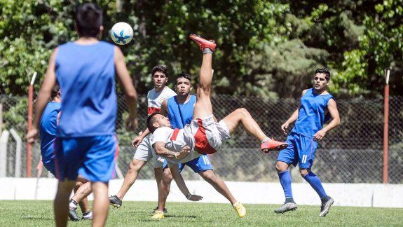 Una espectacular pirueta de Mauri Villa, en el partido de los titulares.