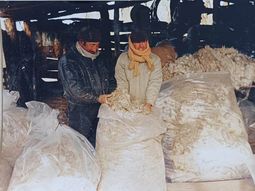 Envuelto en su bufanda amarilla, el productor Juan Sapag en los primeros tiempos. Foto: gentileza. Envuelto en su bufanda amarilla, el productor Juan Sapag en los primeros tiempos. Foto: gentileza.