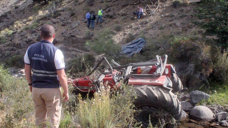 Murió al caer con su tractor por un barranco