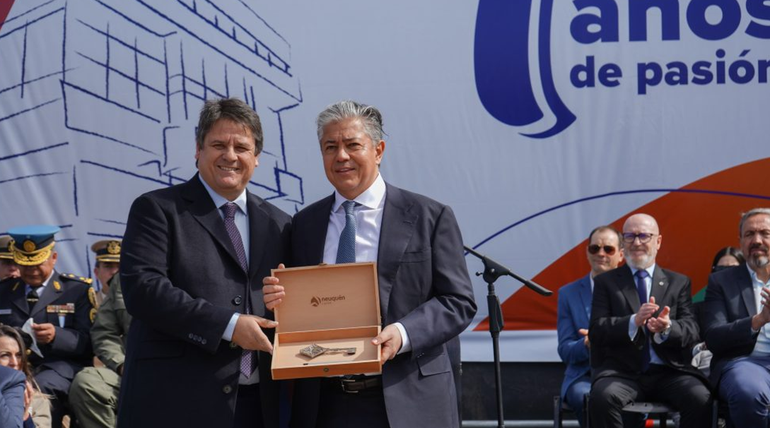 El intendente Mriano Gaido le entregó las llaves de la ciudad al gobernador Rolando Figueroa. El intendente Mriano Gaido le entregó las llaves de la ciudad al gobernador Rolando Figueroa.