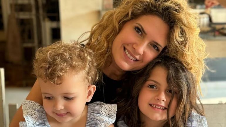 Isabel Macedo y sus hijas