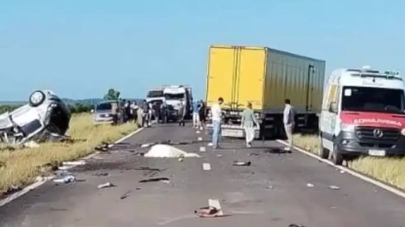Una familia murió en un choque frontal contra un camión del Correo Argentino