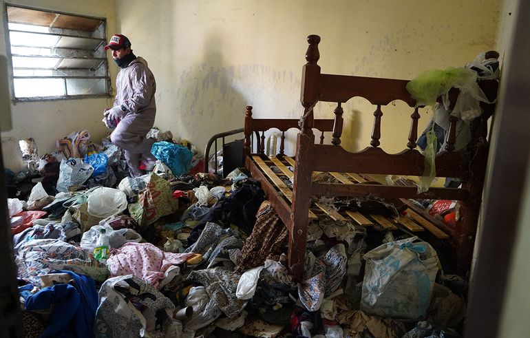 Impactante operativo por un acumulador en Neuquén: hace 18 años vivía en la basura