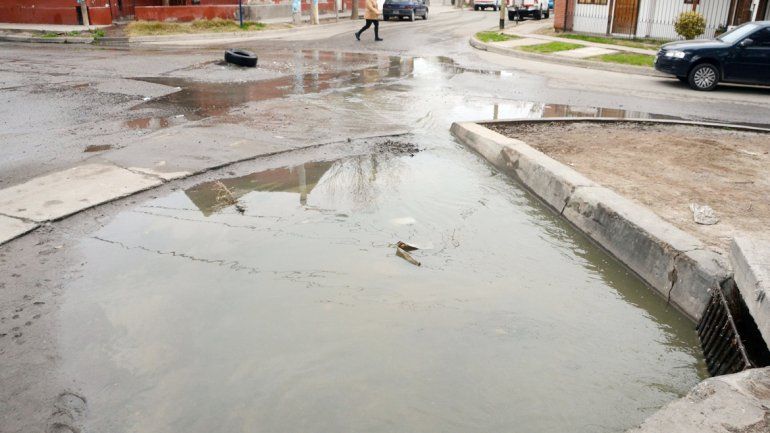 Uno de los sectores del barrio quedó anegado y con malos olores.