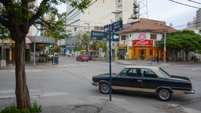 El robo ocurrió en Alberdi y Santa Fe cuando el conductor estacionó y bajó a comprar en un negocio.