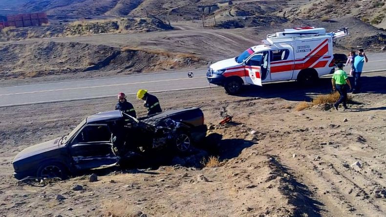 Ruta 40: dos camionetas protagonizaron un violento choque a la altura de Chos Malal | LM Neuquen Ruta 40: dos camionetas protagonizaron un violento choque a la altura de Chos Malal