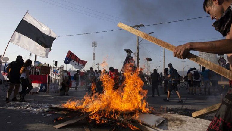 Chile: un muerto, saqueos y fuego de nuevo en Santiago