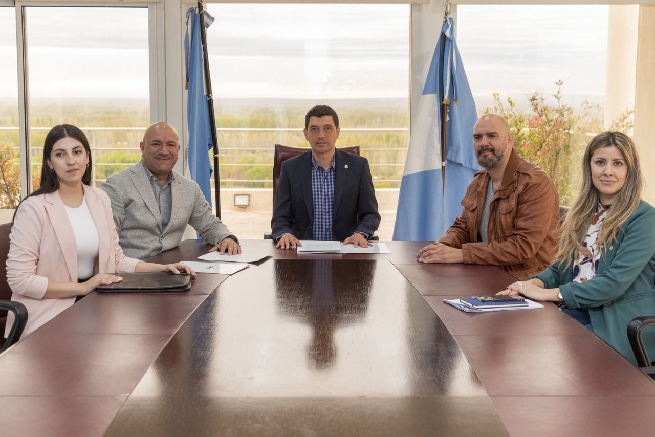 La Legislatura y CALF se unen con un importante convenio de colaboración