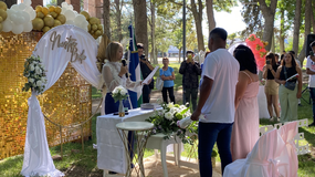 En el día de los Enamorados, Cipolletti celebró con el casamiento de 23 parejas al aire libre. | LM Neuquen En el día de los Enamorados, Cipolletti celebró con el casamiento de 23 parejas al aire libre.