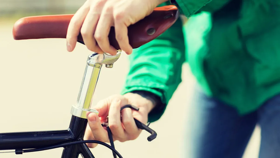 El conductor de la camioneta le pegó con una barreta al ciclista, quien sacó el asiento de la bici y lo golpeó en la cabeza.&nbsp;