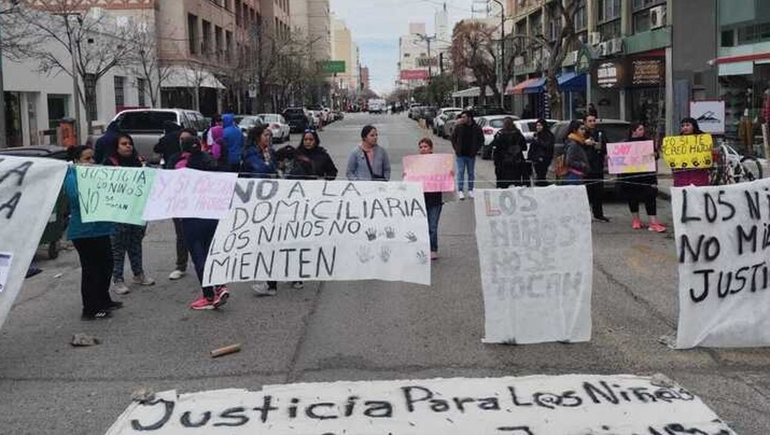 Los padres de los niños del Jardín 31 se opusieron a que el docente pudiera acceder a la prisión domiciliaria. Los padres de los niños del Jardín 31 se opusieron a que el docente pudiera acceder a la prisión domiciliaria.
