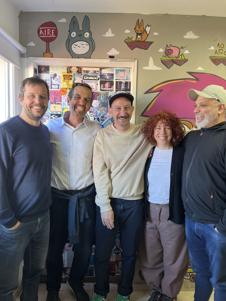 José Sojo en FM Capital con parte del equipo del programa Margaritas a Los Chanchos en la previa de su participación en Endeavor Patagonia 2025. José Sojo en FM Capital con parte del equipo del programa Margaritas a Los Chanchos en la previa de su participación en Endeavor Patagonia 2025.