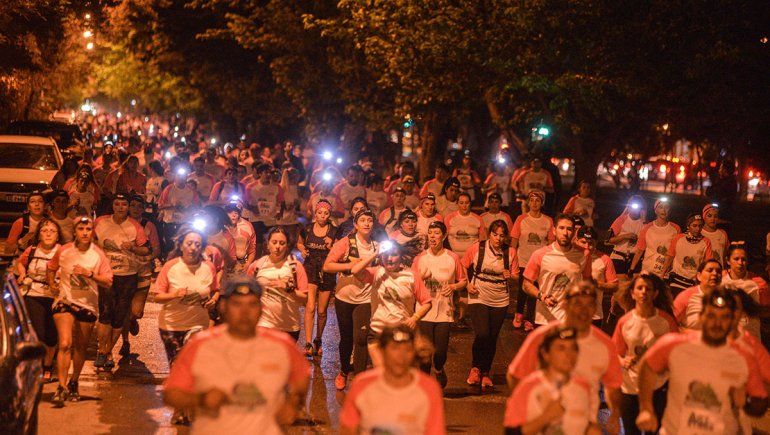 La barda se iluminó con el Neuquén Corre y homenajeó a Pechi