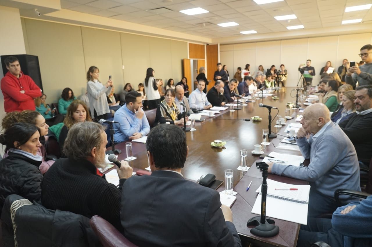 La comisión de la Legislatura emitio un dictamen favorable al proyecto de presentismo en Neuquén / Foto Prensa ATEN
