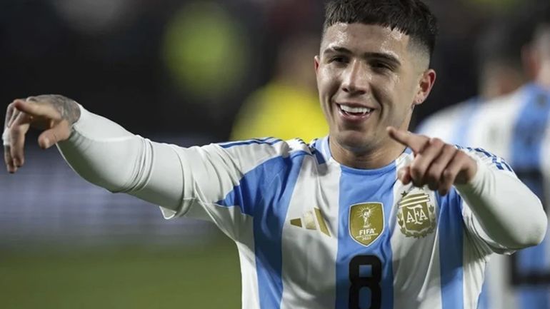 Enzo Fernández se ve en el video de los festejos cantando la polémica canción. Enzo Fernández se ve en el video de los festejos cantando la polémica canción.