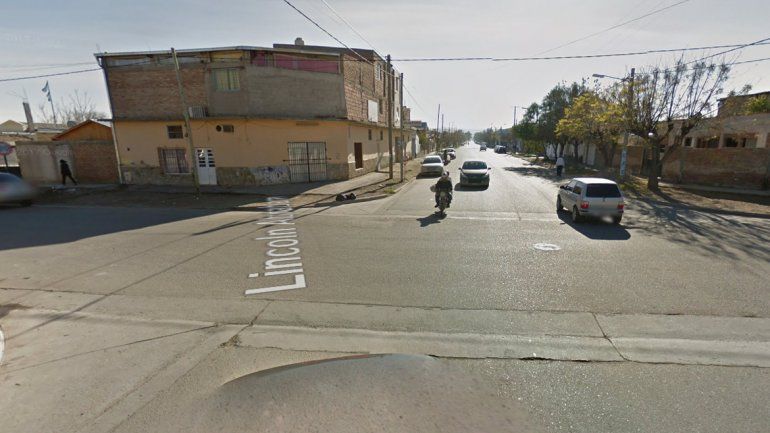 La amenazaron y quisieron robarle la moto mientras entraba a su casa