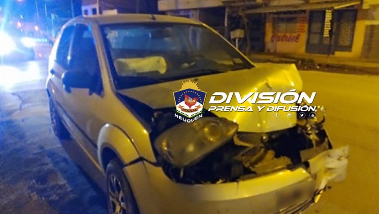 Borracho, chocó de frente a un taxi que esperaba en el semáforo