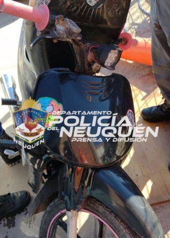 La pararon por no tener casco y saltó que la moto era robada