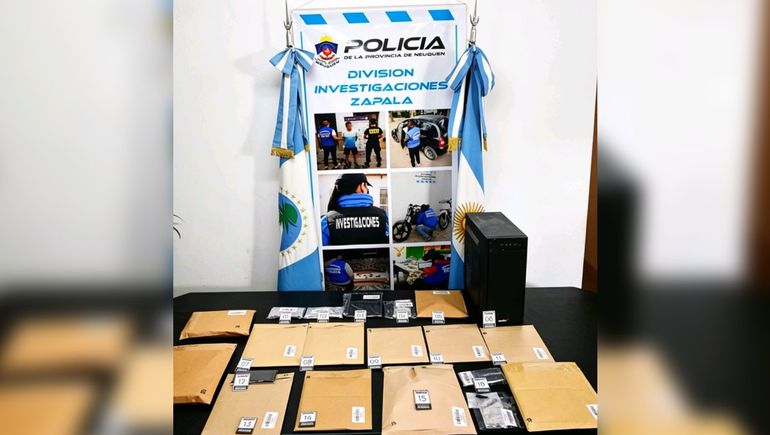 Elementos secuestrados en el allanamiento de la presunta autora de las amenazas en Zapala.