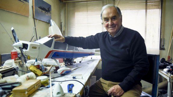 20 mil horas de vuelo en 46 años. La apasionada relación con los aviones continúa en la actualidad. En su casa, dedica varias horas del día a la construcción y vuelo de aeroplanos de pequeño tamaño. En un avión también conoció a su segunda esposa, que era