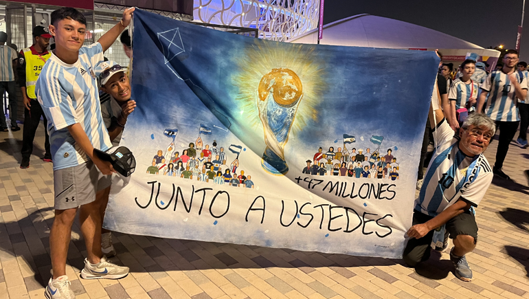 En trece fotos, la fiesta en Qatar y la secuencia del gol de Messi