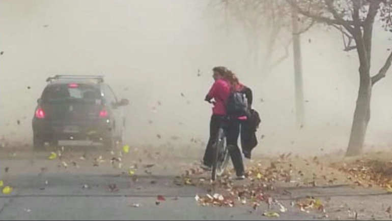 En ocho provincias argentinas rige un alerta por vientos de hasta 90 km por hora.