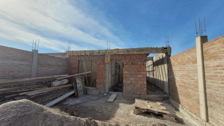 Una pareja de Neuquén no pudo tertminare su casa con un Procrear y denunció a una supuesta empresa, que terminó siendo un docente monmotibutista. Una pareja de Neuquén no pudo tertminare su casa con un Procrear y denunció a una supuesta empresa, que terminó siendo un docente monmotibutista.