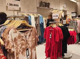 Con cuatro locales en Argentina, la reconocida cadena de ropa seguirá su expansión en el país, prevee nuevas aperturas en Bahía Blanca, Mendoza, Rosario, entre otras ciudades. Con cuatro locales en Argentina, la reconocida cadena de ropa seguirá su expansión en el país, prevee nuevas aperturas en Bahía Blanca, Mendoza, Rosario, entre otras ciudades.