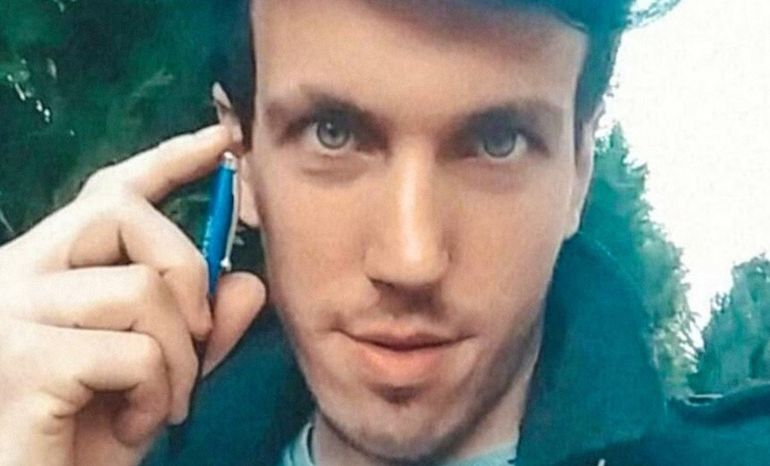 El sospechoso es reconocido por los vecinos del pequeño pueblo de Italia donde ocurrió el crimen por sus antecedentes problemáticos. El sospechoso es reconocido por los vecinos del pequeño pueblo de Italia donde ocurrió el crimen por sus antecedentes problemáticos.