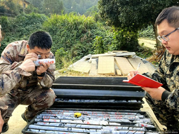 Técnicos del Instituto de Vigilancia y Estudio de Desastres Geológicos de la provincia de Hunan comprueban muestras de rocas. Imagen: Dai Bin/Xinhua News Agency/picture alliance Técnicos del Instituto de Vigilancia y Estudio de Desastres Geológicos de la provincia de Hunan comprueban muestras de rocas. Imagen: Dai Bin/Xinhua News Agency/picture alliance