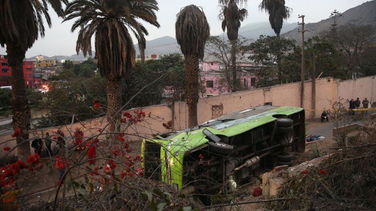 El bus hacía un city tour por Lima. Hay 35 heridos