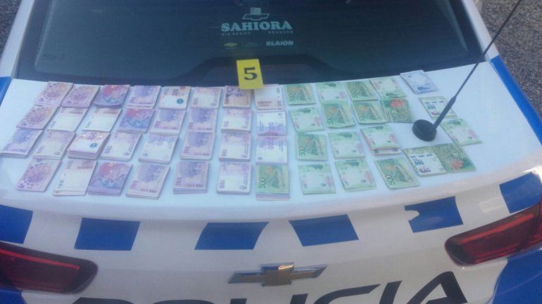 Detuvieron a dos hombres con frascos de marihuana y 50 mil pesos