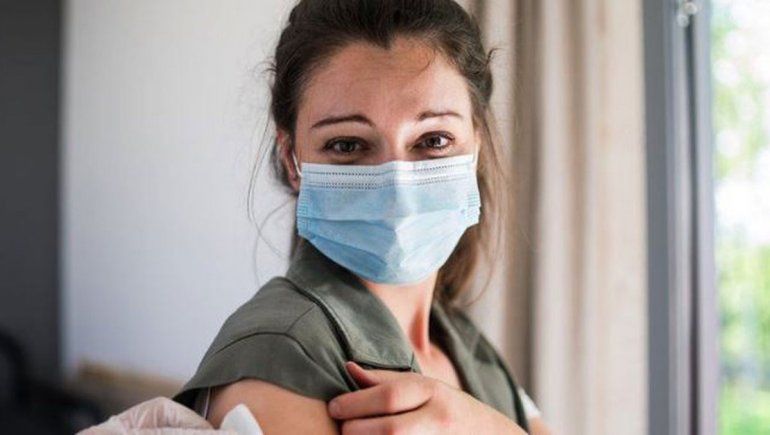 Vacunarse reduce hasta la mitad el COVID largo