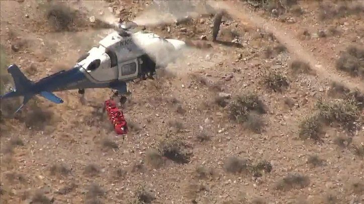 La rescatan con un helicóptero y casi se les cae al vacío