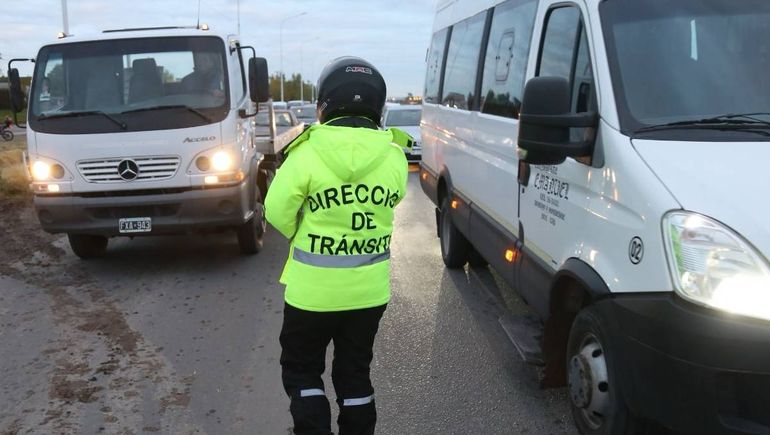 Operativo sorpresa: secuestran minibuses y camionetas sin habilitación camino a Vaca Muerta