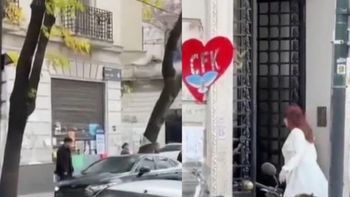 En el video se observa a Cristina Fernández de Kirchner descendiendo de un automóvil frente al edificio donde cumple prisión domiciliaria. En el video se observa a Cristina Fernández de Kirchner descendiendo de un automóvil frente al edificio donde cumple prisión domiciliaria.