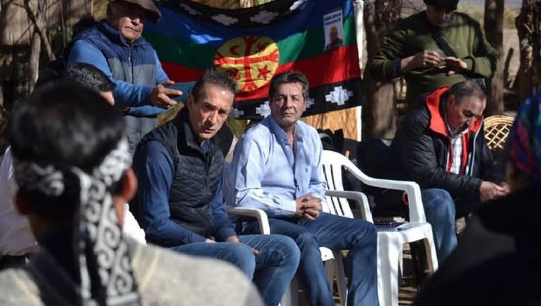 Jorge Tobares junto a Juan Grandi en la reunión con mapuches en Tratayén. Foto: Confederación Mapuche del Neuquén.