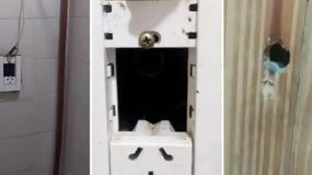 El baño del complejo habitacional tenía cámaras ocultas con las que se espiaba a mujeres y niños. | LM Neuquen El baño del complejo habitacional tenía cámaras ocultas con las que se espiaba a mujeres y niños.