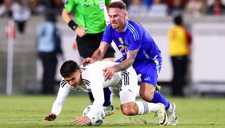 Alexis Mac Allister uno de los goleadores de la Selección Argentina en Los Ángeles. Foto: NA. Alexis Mac Allister uno de los goleadores de la Selección Argentina en Los Ángeles. Foto: NA.