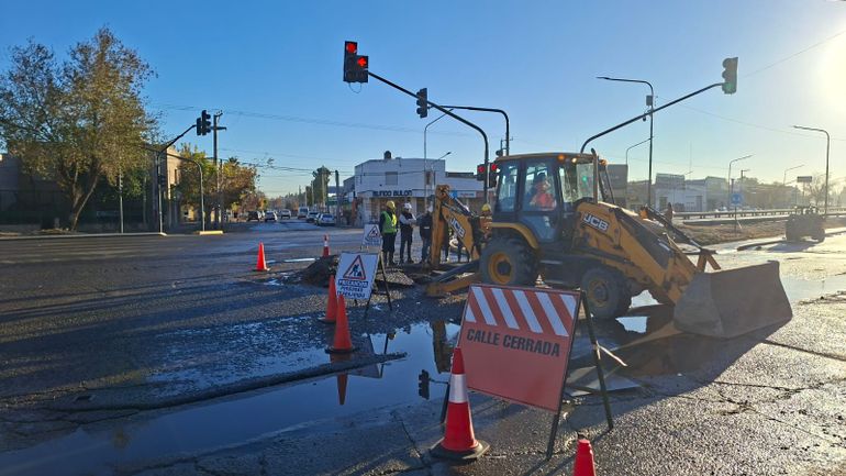 Se rompió un caño y dejó sin agua al barrio Confluencia: qué dijo EPAS sobre el arreglo