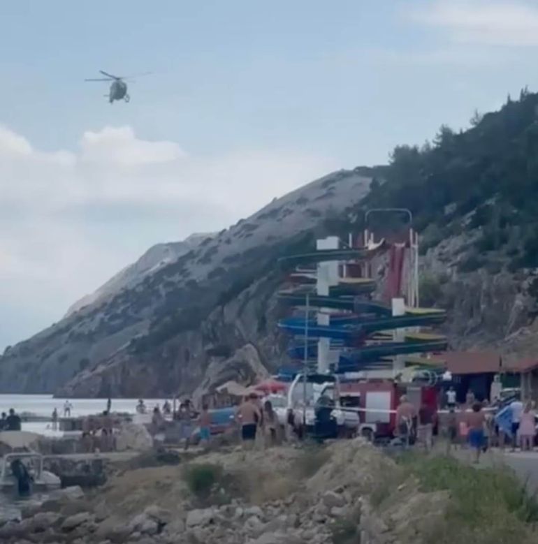 La beba fue trasladada desde el parque acuático a un centro de salud en helicóptero, donde falleció. La beba fue trasladada desde el parque acuático a un centro de salud en helicóptero, donde falleció.