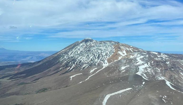 El majestuoso Tromen visto desde un aeroplano en el norte neuquino