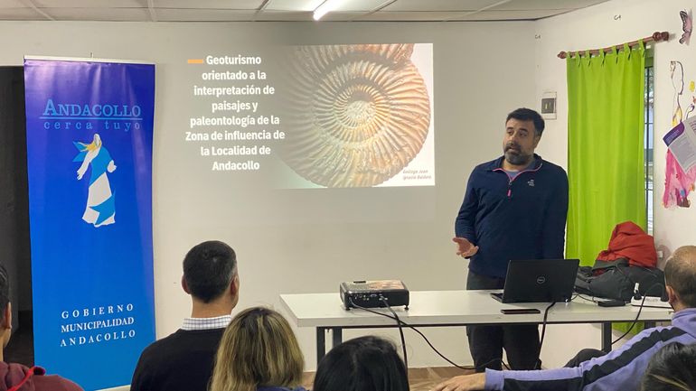 La Municipalidad de Andacollo ofreció un curso de Geoturismo para poder capacitar a vecinos de la localidad. Es otra veta más para el atractivo del Norte neuquino. La Municipalidad de Andacollo ofreció un curso de Geoturismo para poder capacitar a vecinos de la localidad. Es otra veta más para el atractivo del Norte neuquino.