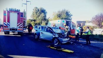 Así quedó el auto que fue impactado por un camión en el grave accidente. Así quedó el auto que fue impactado por un camión en el grave accidente.