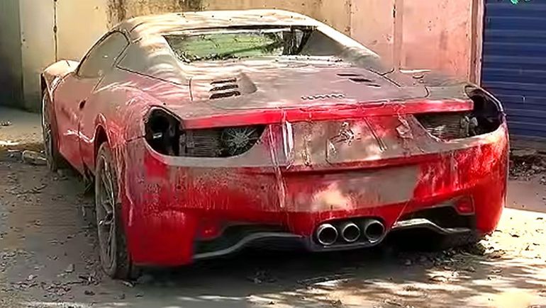 Ni las luces traseras: la Ferrari 458 Spider llegó al taller de Mechanic PVN casi para desguace.