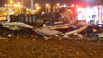 El camión había salido desde el puerto de Rawson, la capital de Chubut, cargado con langostinos: piensan que la calzada resbaladiza influyó en el fatal desenlace. El camión había salido desde el puerto de Rawson, la capital de Chubut, cargado con langostinos: piensan que la calzada resbaladiza influyó en el fatal desenlace.